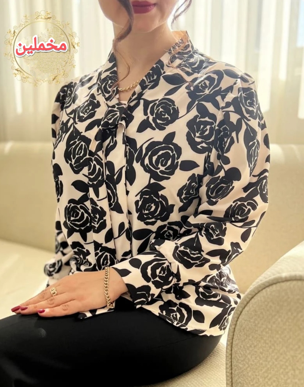 شومیز یقه کرواتی کرم مشکی طرح گل‌های رز تی گل